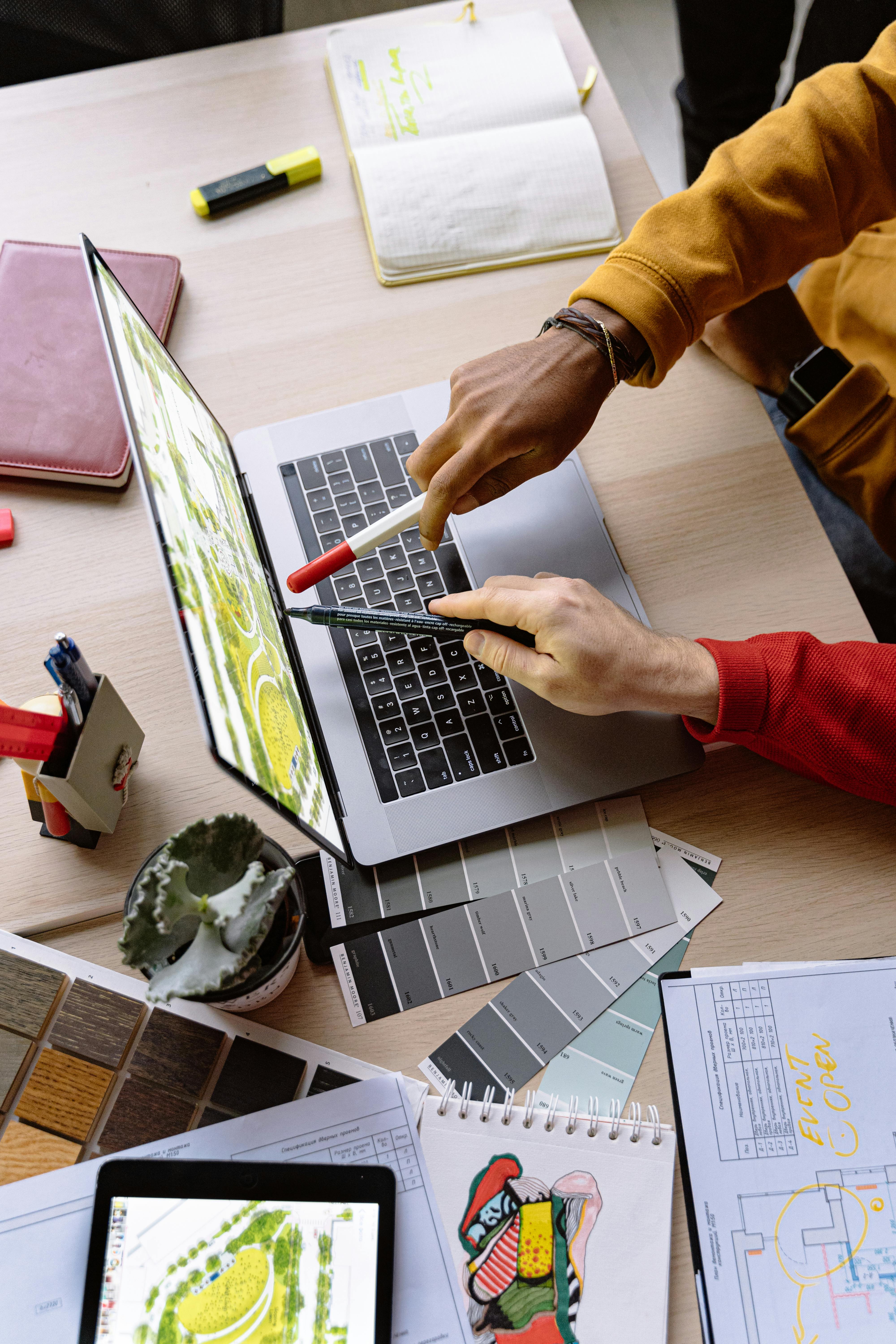 People-sitting-at-a-desk-working-on-a -laptop-together